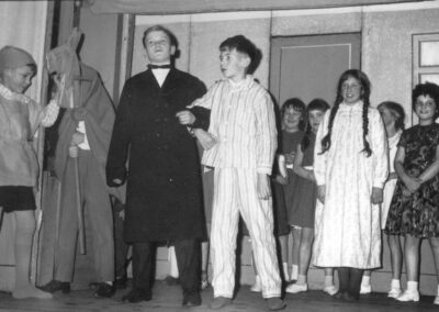 Theateraufführung von Schülerinnen und Schülern auf der Bühne im Gasthaus „Zum Engel“.