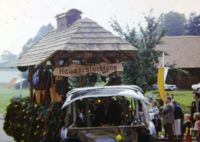 Historischer Festzug am 24. August 1975 – Umzugs-Nr. 44 – Thema Hausschlachtung.