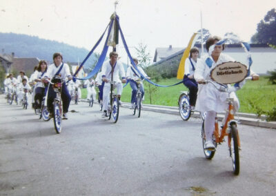 Historischer Festzug am 24. August 1975 – Umzugs-Nr. 48 – Thema Radfahrergruppe.