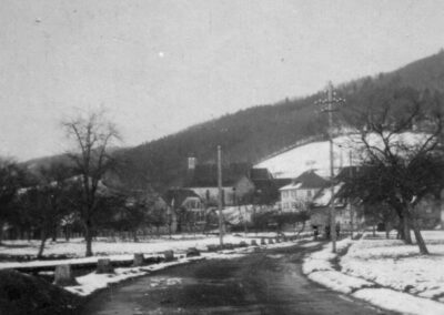 Dörlinbachs Hauptstraße an der südlichen Ortseinfahrt Anfang 1950er-Jahre. Am Straßenrand zur Schutter gab es damals noch kein Geländer.