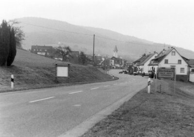 Dörlinbachs Hauptstraße an der nördlichen Ortseinfahrt im Jahre 1990. Damals gab es noch keinen Geh- und Radweg in Richtung Schuttertal.