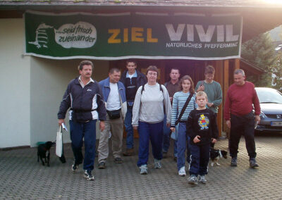 Ende Oktober locken immer die Internationalen Volkswandertage nach Dörlinbach. Eindrücke von 2005: Start und Ziel ist an der Festhalle.