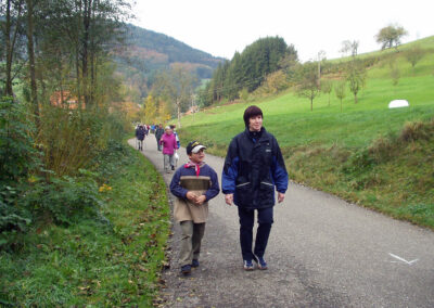 Ende Oktober locken immer die Internationalen Volkswandertage nach Dörlinbach. Eindrücke von 2005: Einheimische Gruppen unterwegs im Durenbach.