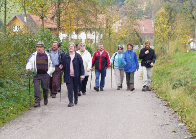 Ende Oktober locken immer die Internationalen Volkswandertage nach Dörlinbach. Eindrücke von 2005: Einheimische Gruppen unterwegs im Durenbach.