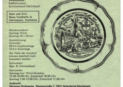 Flyer für die 4. Internationalen Volkswandertagen in Dörlinbach (Deckblatt) im Jahre 1985. Medaille: Zinnteller mit Abbildung die drei Pfarrkirchen von Schuttertal.